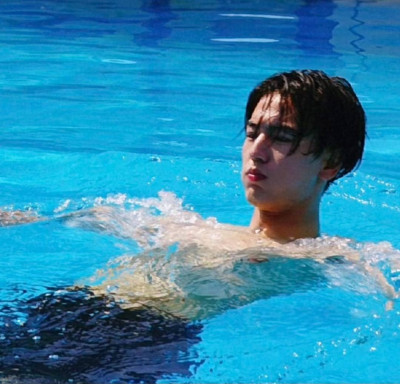 比《逐玉》還致命！張凌赫泳池裸身畫面流出 粉絲全淪陷