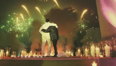 周杰倫單膝下跪求婚昆凌畫面曝光 施放煙火宛如偶像劇