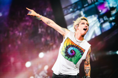 比搖滾區還近！ONE OK ROCK演唱會電影 4種限定特典曝光