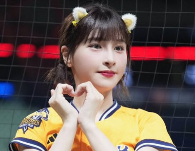 峮峮傳戀小15歲「源少年」李秉諭！溫馨接送出入香閨 經紀人曝內情