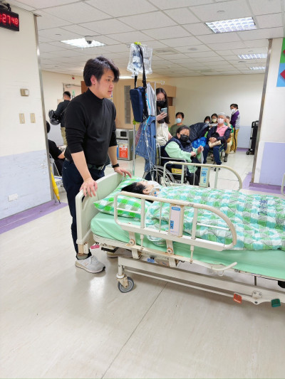 （獨家）蕭淑慎抗癌再挨刀3.5小時！梁軒安「深情守護」摸頭甜喊：我在