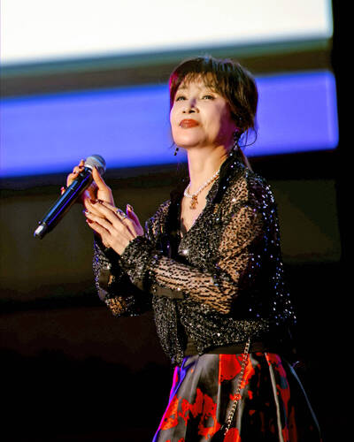 蔡秋鳳屏東獻唱秒變偶像 沈文程嗨唱迷因神曲