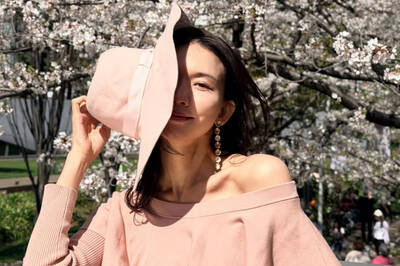 林志玲一字領「少女感爆棚」 小露鎖骨香肩賞櫻美照曝光