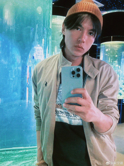 周迅前男友婚內出軌超慘！警局前遭經紀人老婆踹飛