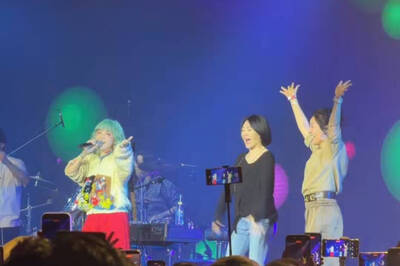 范曉萱開唱留座位給大S！小S又哭又笑 田馥甄、丁文琪全來了