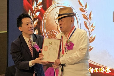 81歲凌峰獲獎激動站不住！捨麥克風疾呼：我長相很中國滄桑都在臉上