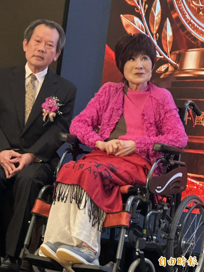78歲葉青心臟堵7成急裝3支架...坐輪椅領獎 瘦到剩4字頭 近況曝光