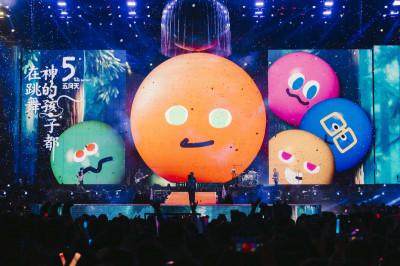 為什麼五月天一直開演唱會？星巴克躺著也中槍考倒阿信