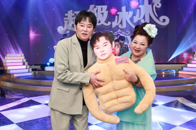 白冰冰迎71歲生日!「手抱猛男」向陽帆許願 男星螢幕前獻吻