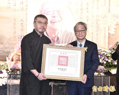 金馬攝影師賴成英今告別式！獲頒「總統褒揚令」兒子代表接受