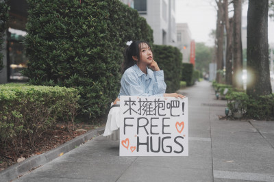 學霸女星去年才結婚！突現身信義區求抱抱 與老公真實互動曝光了