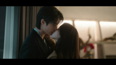 《大君夫人》收視又飆高！IU虐提離婚又索吻 「30公分差」墊腳親不到邊佑錫