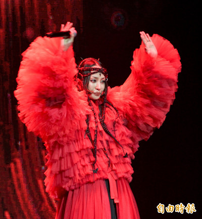 （直擊）中島美嘉緊急中斷演出！3度鞠躬道歉 背後原因曝光