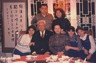 大S出道一賺錢「秒租凱迪拉克」幫爺爺圓夢 小S目睹神氣一幕：深深崇拜我姐