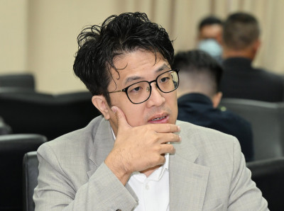 謝寒冰直播跪完  千份雞排發放地點時間曝光