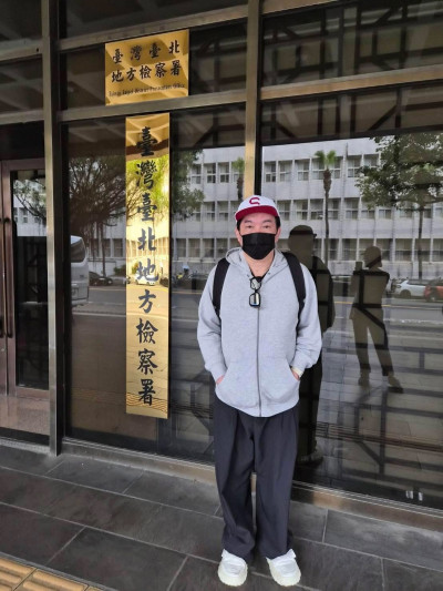 康康突現身台北地檢署 認了被騙500萬而出庭