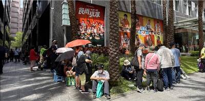預言翻車認了 謝寒冰跪播後T台門口發雞排親邀沈伯洋來領