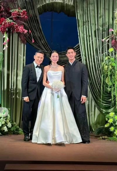 張學友現身豪門婚禮！乾兒子身分驚人 55歲李嘉欣火辣深V秀美背