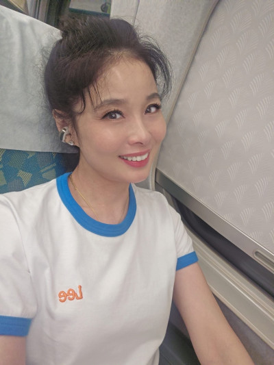 高鐵鄰座脫鞋飄鹹魚味 呂文婉禮貌換座遭網暴公審