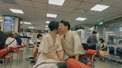 交往9年修成正果!紀培慧曬配偶欄喜曝當人妻 擁吻導演尪:未來都有彼此