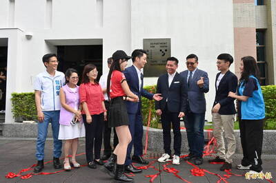 蔣萬安牽李多慧給殷瑋被翻出   台派女神怒酸2字