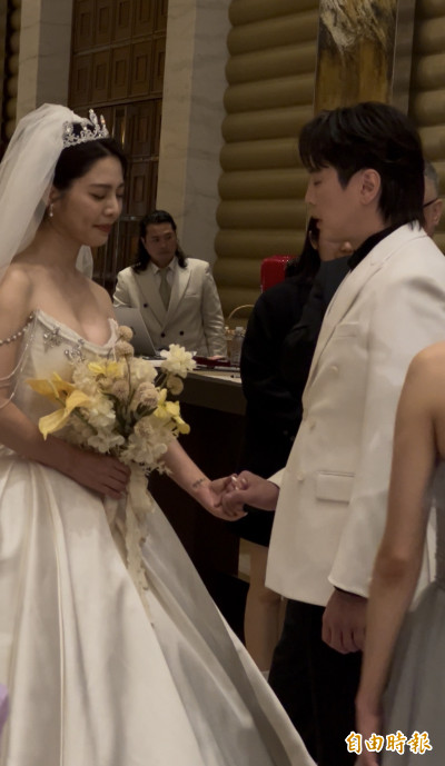 白家綺婚禮前淚崩！ 牽手吳東諺禱告畫面惹哭全場