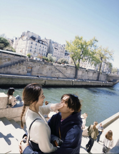 人氣樂團情侶檔深夜放閃先向路人抱歉 被催促：原地結婚