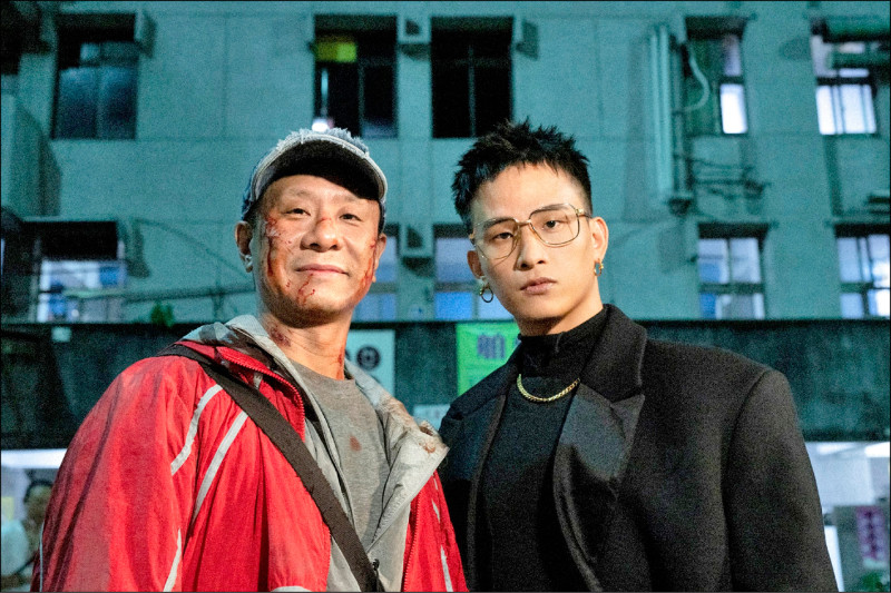 黃奇斌邀朱栢康狂奔拍MV 用人頭賣臉