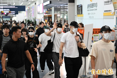（直擊）EXO回來高雄了！抵小港機場800人暴動 重現8年前《爬梯子》接機盛況