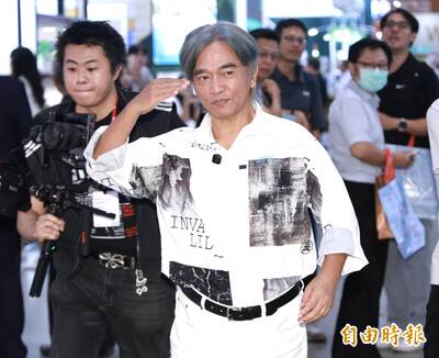 剛宣佈離婚12年！吳宗憲返台機捷「違規大嗑冰淇淋」認了：是我本人