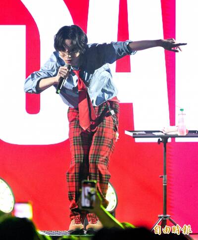 （直擊）破億歌手隱藏身分「同學不知道他誰」 台灣快閃竟吸3000人朝聖