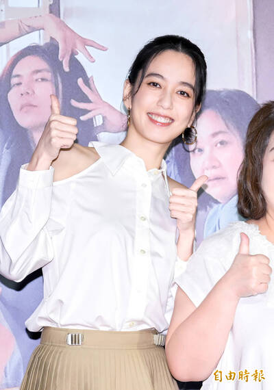 陳庭妮瞞孕生女後爆大動作復出！傳接第61屆金鐘主持棒 官方回應了