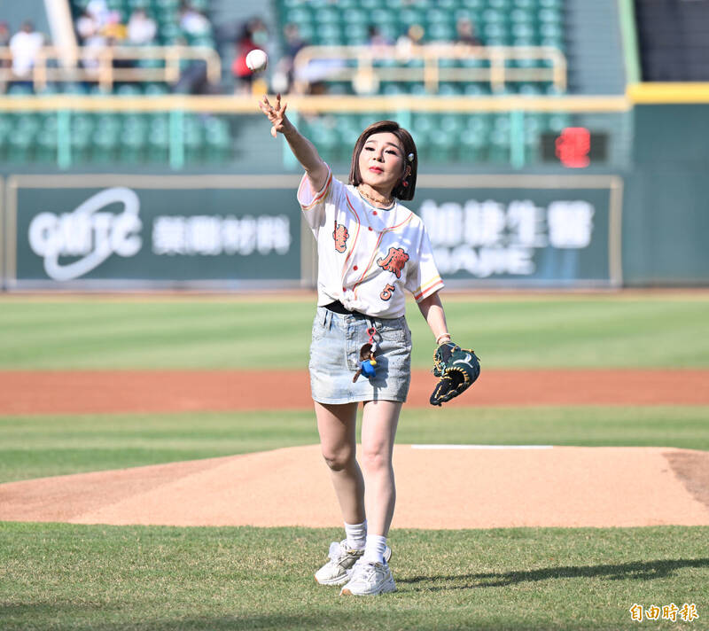 「台灣濱崎步」王彩樺澄清湖開球、開唱 「保庇」加持台鋼雄鷹