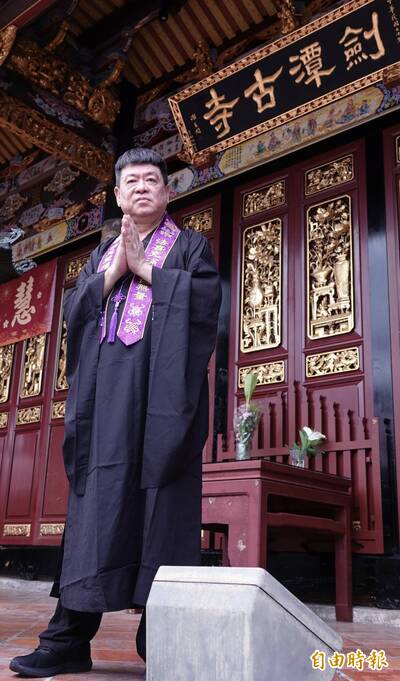 孫德榮被蔡阿嘎封鎖！反笑「榮譽牌」再嗆：不要那麼愛賺錢