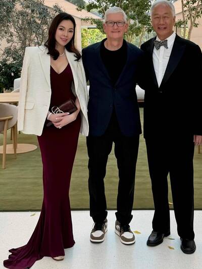 郭台銘捲女球友風波後「夫妻首合體」！偕曾馨瑩同框庫克撇婚變傳聞