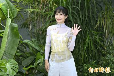 嫌坐著太累！陳婉婷演百歲人瑞「躺平化老妝」 爆劇組私下奇觀