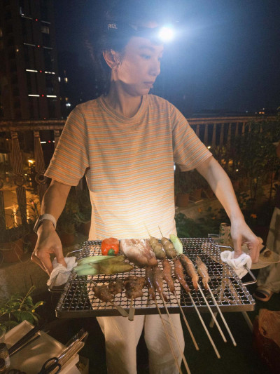大咖天后過中秋「頭戴探照燈」烤肉 網驚:認不出來
