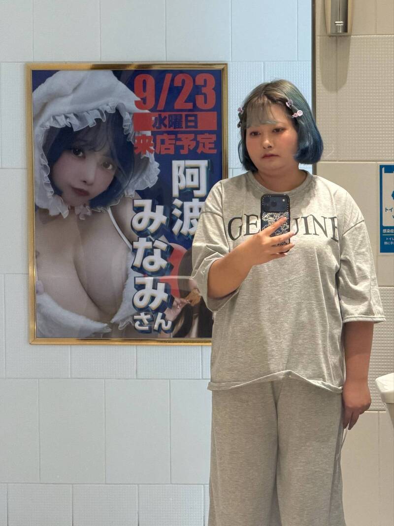 本人就在海報旁！爆乳Coser站台「0人認出」 尷尬謝罪：照片有落差