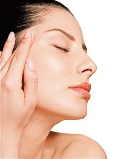 今年秋冬底妝，不少品牌都訴求將臉部輪廓向上拉提的塑型功效。