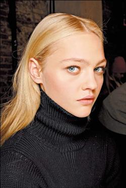 完美、漂亮，呈現粉質般的肌膚是秋冬底妝訴求的重點。