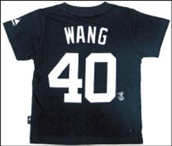 創信公司除了男裝,也有女裝MLB服飾,今年還開發了童裝系列,雖才上市一個多月,市場反應熱烈,價格店洽。 創信公司除了男裝,也有女裝MLB服飾,今年還開發了童裝系列,雖才上市一個多月,市場反應熱烈,價格店洽。