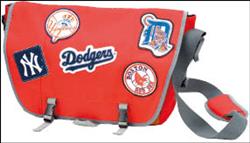 Le Bags是MLB包款的獨家授權廠商,繡上各球隊伍徽章,很有個性的設計包款,1,480元。 Le Bags是MLB包款的獨家授權廠商,繡上各球隊伍徽章,很有個性的設計包款,1,480元。