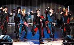 ■東方神起高空吊鋼絲演出，彷彿處在深海潛水，贏得現場歌迷熱烈掌聲。（圖文／記者臺大翔）