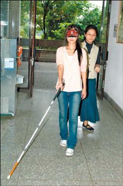 ■卓文萱去盲人重建院嘗試遮住眼睛藉手杖走路。（八大提供）