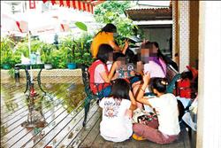 ■棒棒堂固定在光啟社錄影，粉絲常聚集（資料照王文麟攝）擾鄰。<br>