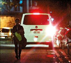 ■蕭敬騰搭車在南港國宅附近繞圈子,經紀人下車當電眼「監視」四周,眼神犀利。<br>(記者陳嘉銘攝) ■蕭敬騰搭車在南港國宅附近繞圈子,經紀人下車當電眼「監視」四周,眼神犀利。<br>(記者陳嘉銘攝)