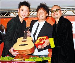 ■Eason在台開唱,小刀送吉他祝演唱順利。<br>(記者臺大翔攝) ■Eason在台開唱,小刀送吉他祝演唱順利。<br>(記者臺大翔攝)