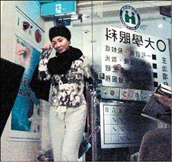 ■陳美鳳在助理陪同下到眼科動手術,一進門就扶著眼睛急著看診。 ■陳美鳳在助理陪同下到眼科動手術,一進門就扶著眼睛急著看診。