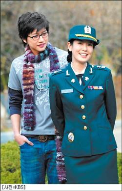 ■李泰蘭(右)扮強悍女軍官,不顧階級和小兵朴海鎮(左)熱戀。(八大提供) ■李泰蘭(右)扮強悍女軍官,不顧階級和小兵朴海鎮(左)熱戀。(八大提供)
