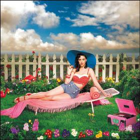 今年秋冬，復古仍是主流，圖為歌手Katy Perry。（EMI提供）